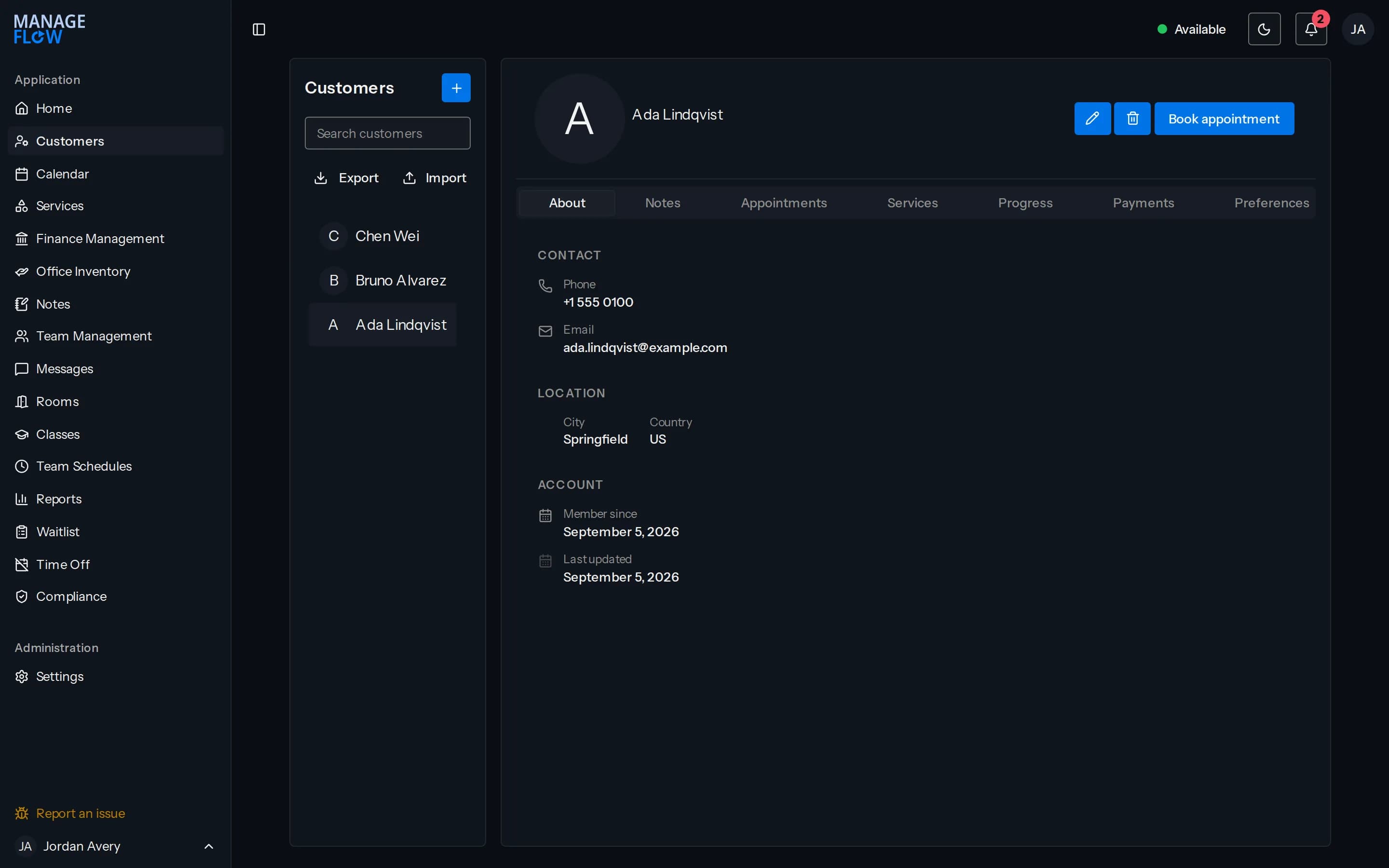 Une fiche client affichant les coordonnées et la localisation, avec des onglets notes, rendez-vous, prestations, suivi, paiements et préférences.