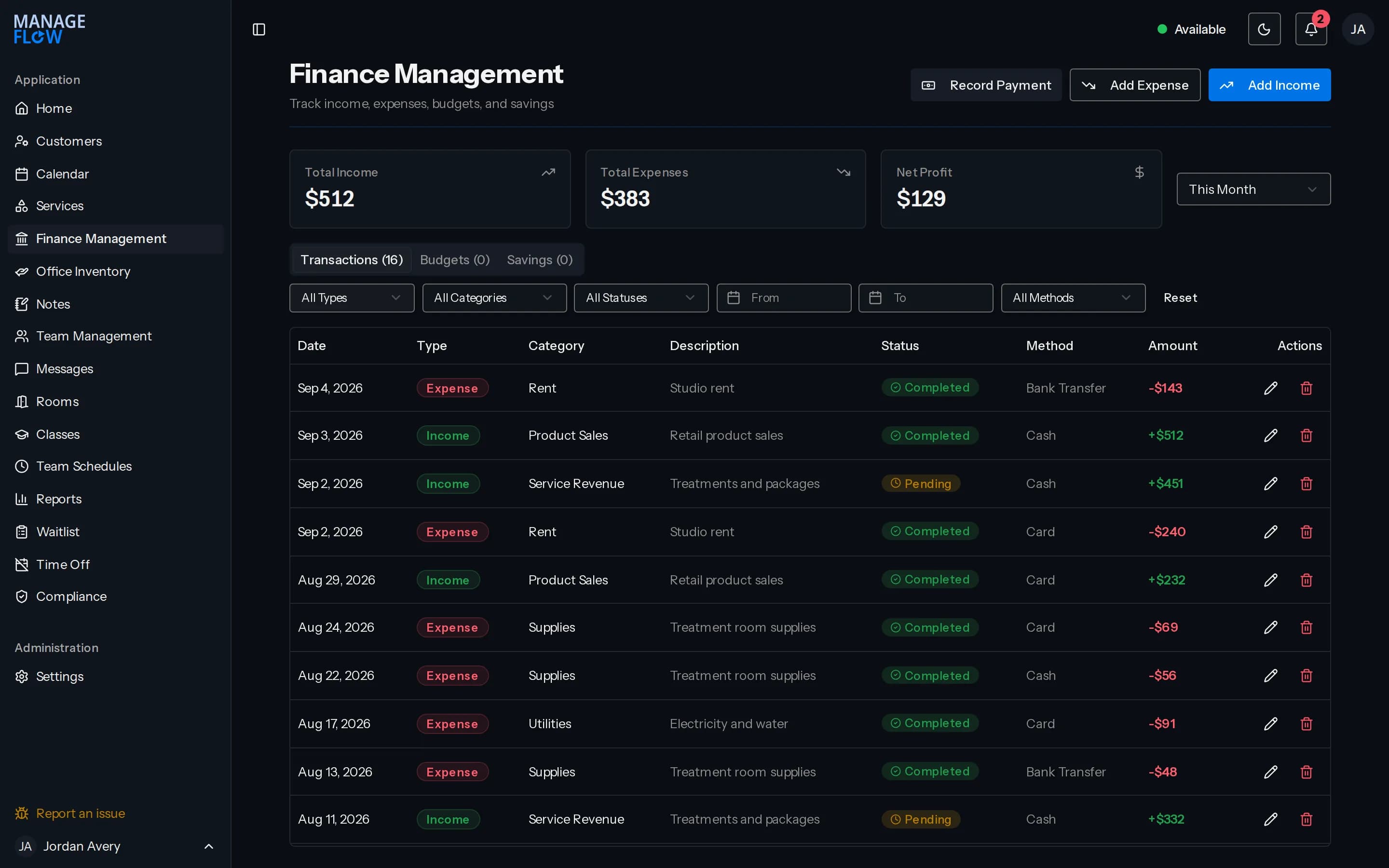 La page finances affichant le total des recettes, le total des dépenses et le résultat net, au-dessus d’un tableau de transactions filtrable avec statut et moyen de paiement.