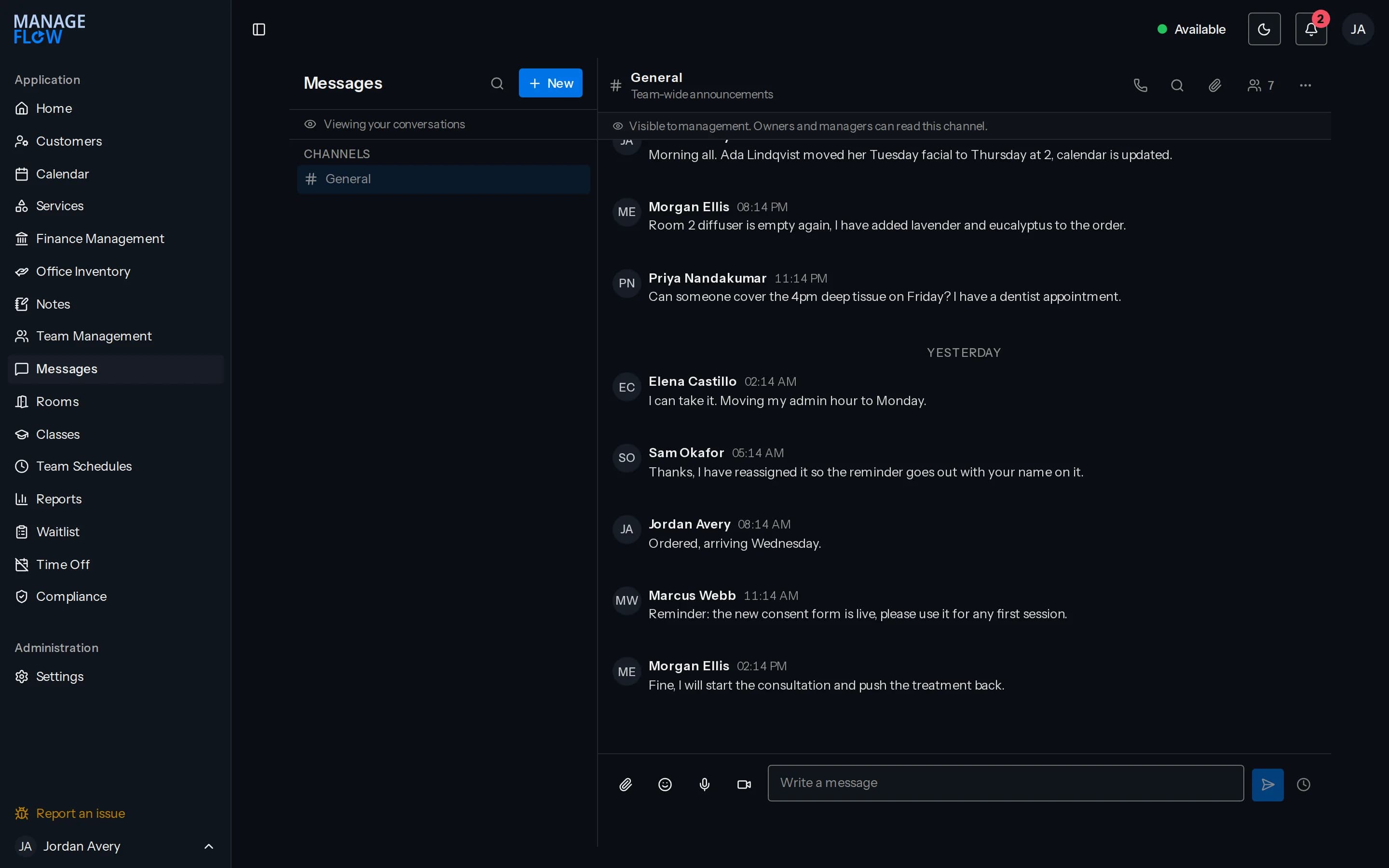 Un canal de discussion d’équipe avec des messages de plusieurs collègues au sujet d’un remplacement, du stock et de l’entretien d’une salle, et un champ de saisie en bas.